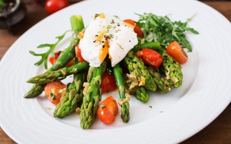 salat mit grünem spargel und tomaten schnelle und einfache vorspeisen für ostern osterbrunch 2023