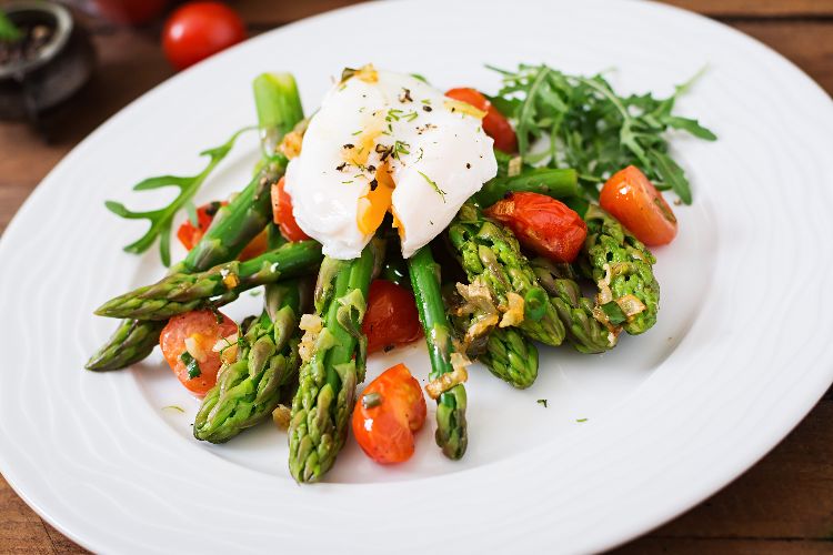 Salat mit grünem Spargel: Leckeres Rezept für schnelle Vorspeise zu Ostern