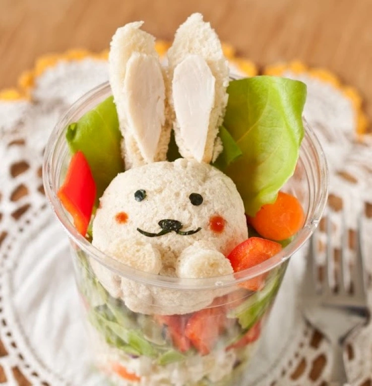 Salat zu Ostern für die Kinder zubereiten