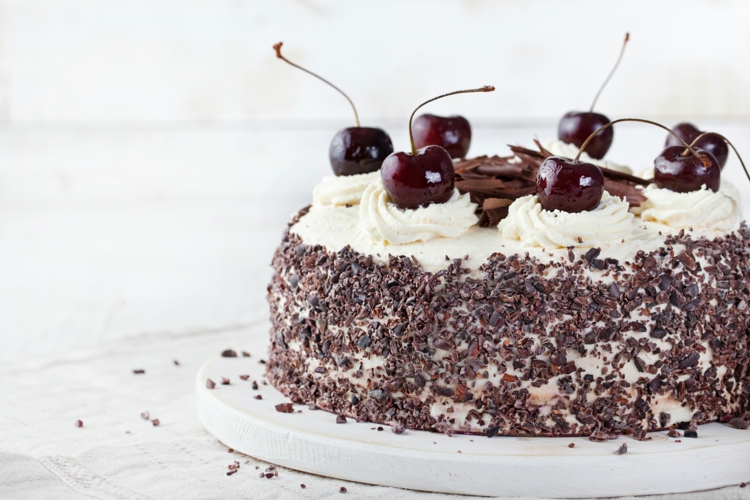 Schwarzwälder Kirschtorte backen - Rezept nach Omas Art