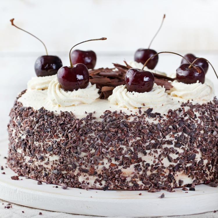 Schwarzwälder Kirschtorte mit Sahne, Kirschfüllung und Schokolade