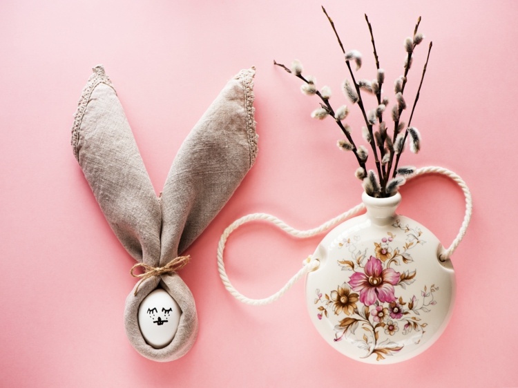 Servietten falten für Ostern - Mit Stoff und Osterei einen Hasen gestalten