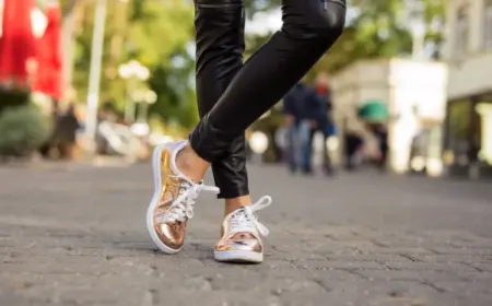 sneaker mit lederhose kombinieren schuh trends frühling 2023