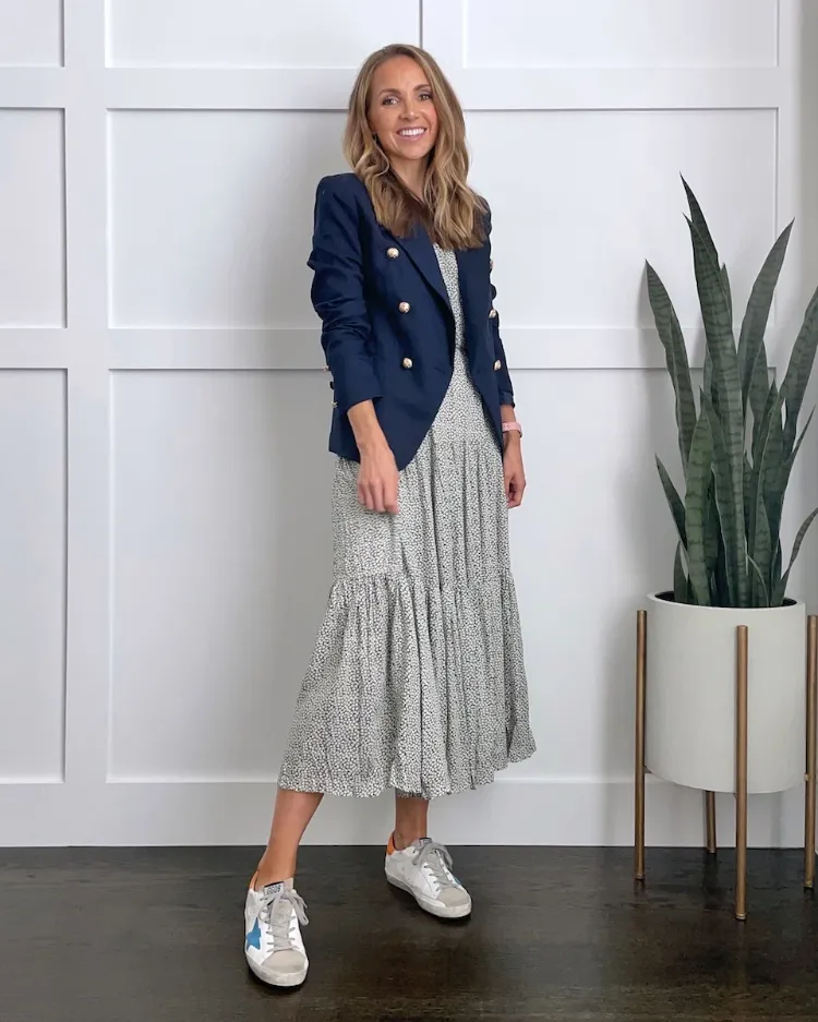 sneaker und midikleid outfit frühling kleid mit blazer kombinieren