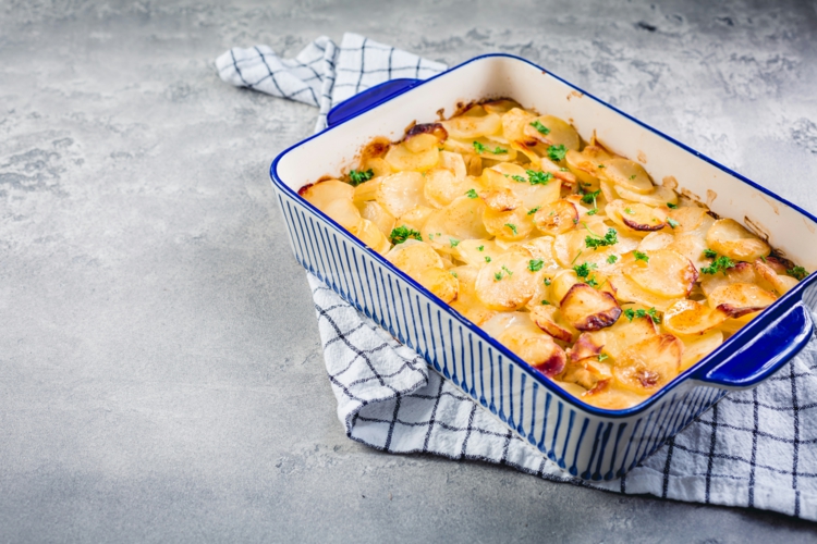 Spargelauflauf mit Parmesan, Kartoffeln und Lachs backen