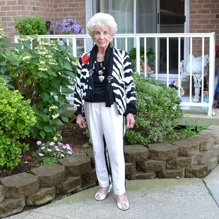Styling-Tipps für 80-jährige Damen - zeitlose Muster