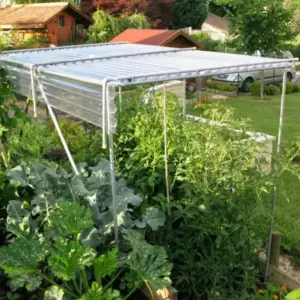 Tomatenhaus selber bauen mit Rohren und PVC