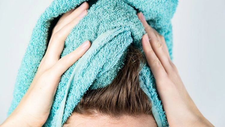 Trocknen sie das Haar nicht zu kräftig mit dem Handtuch