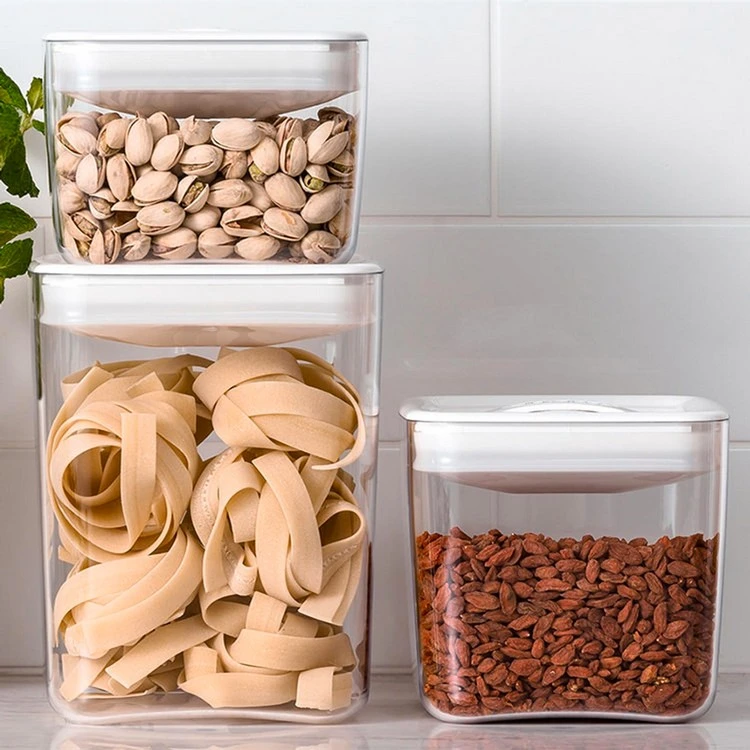 Um Mottenbefall zu vermeiden, bewahren Sie Lebensmittel in luftdichten Behältern auf