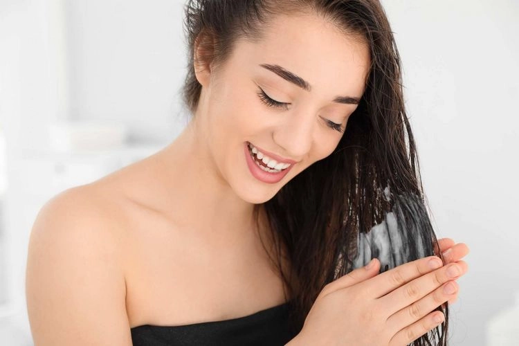 Verwenden Sie eine Tiefenspülung, um das Haar mit Feuchtigkeit zu versorgen
