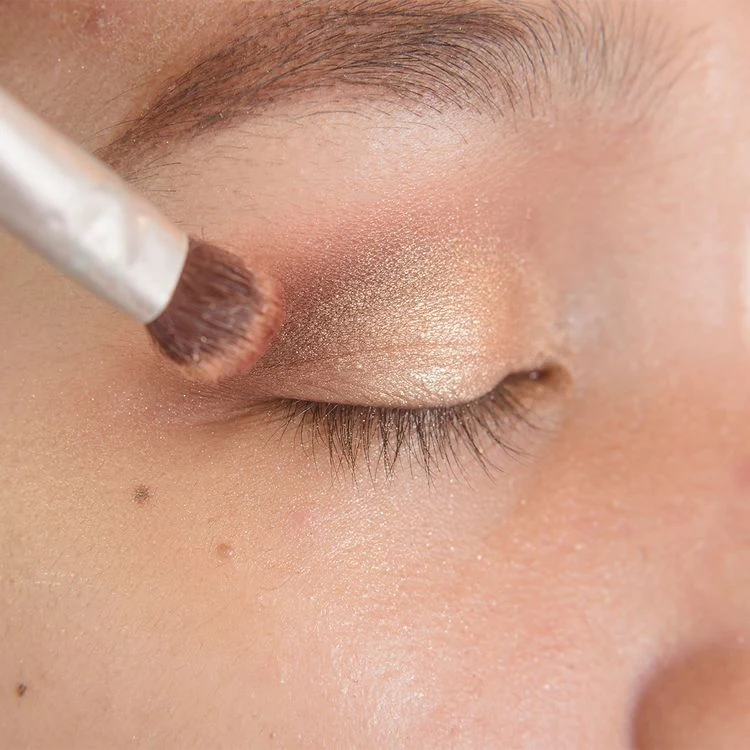 Verzichten Sie auf starkes Augen-Make-up, damit die Lachfalten nicht betont werden