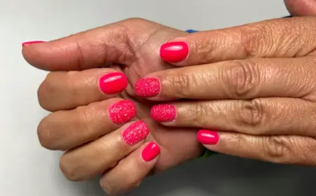 viva magenta nails nageltrend 2023 kurze nägel ab 50