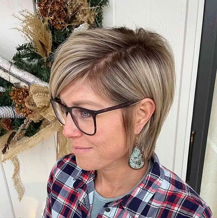 Bixie Cut mit Brille für glattes Haar ab 50