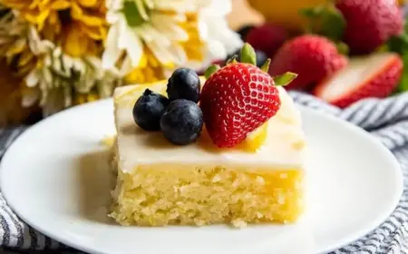 Blechkuchen mit Zitrone selber backen und mit Beeren verzieren