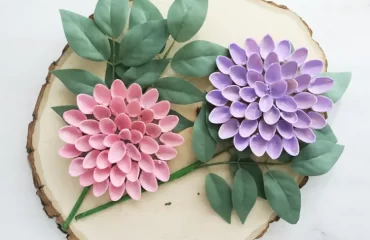 Blumen basteln aus Pistazienschalen zum Muttertag auf einer Baumscheibe