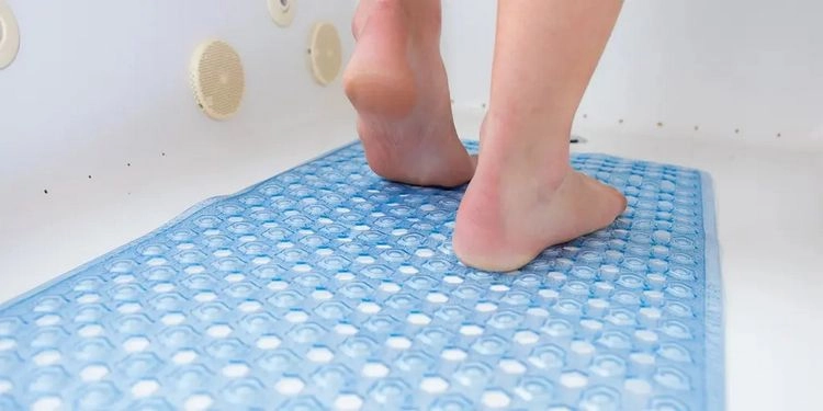 Duschmatte reinigen - mit diesen Tipps und Mitteln desinfizieren Sie blitzschnell Ihre Antirutschmatte