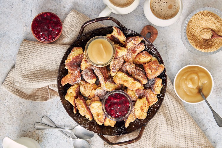 Einfaches Rezept für den himmlischen Kaiserschmarrn mit Apfelmus