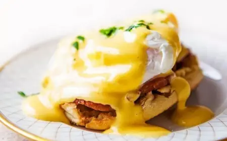 Einfaches Rezept für Eier Benedict mit Sauce hollandaise