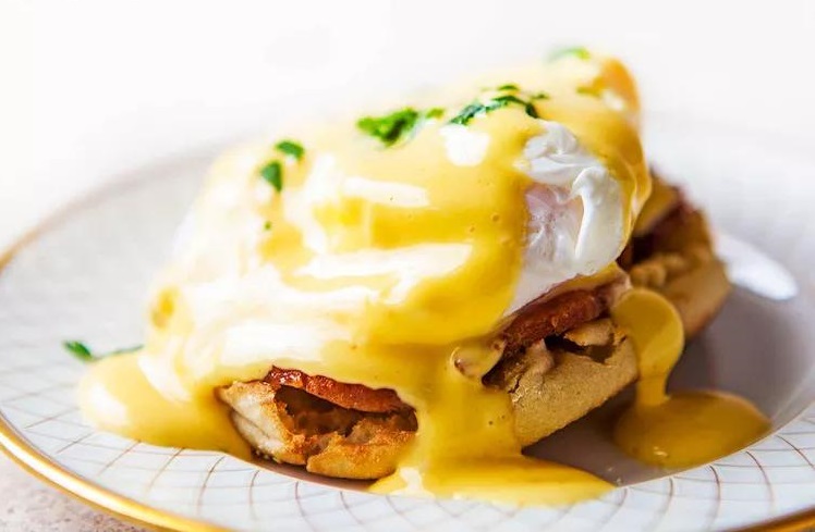 Einfaches Rezept für Eier Benedict mit Sauce Hollandaise