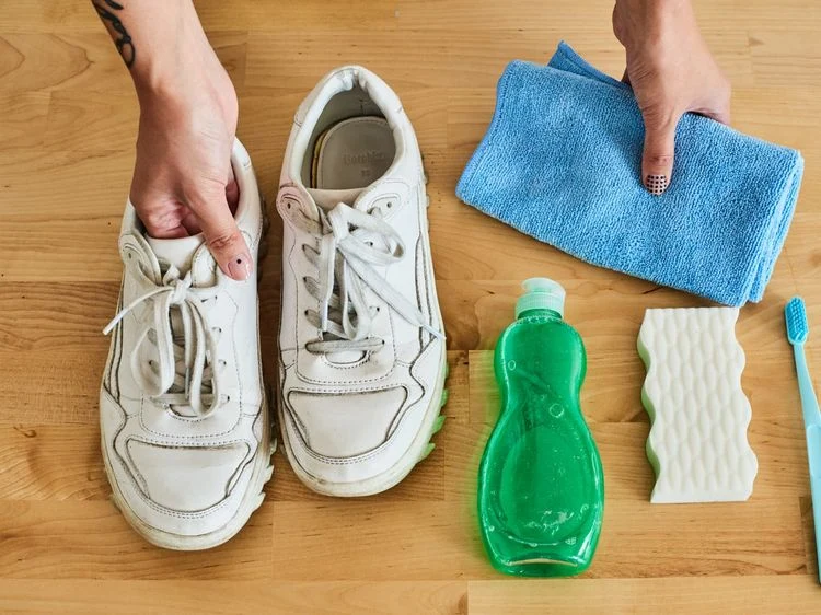 Entfernen Sie die leichten Verschmutzungen von weißen Sneakern mit Geschirrspülmittel