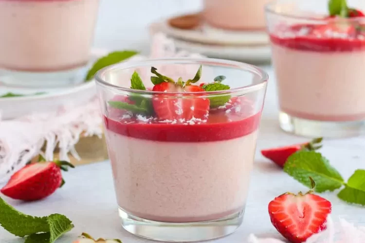 erdbeer panna cotta im glas rezept muttertag dessert im glas