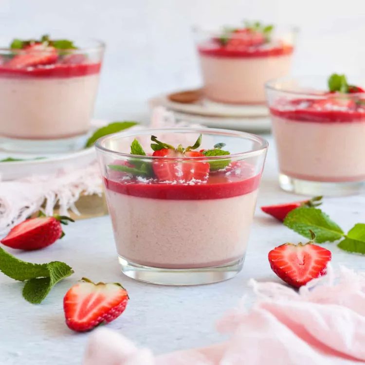 erdbeer panna cotta im glas rezept muttertag dessert im glas