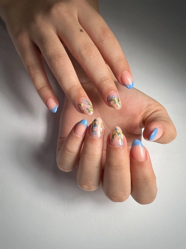 French Nails in Blau mit Blumenmotiven Frühlings Nageldesign