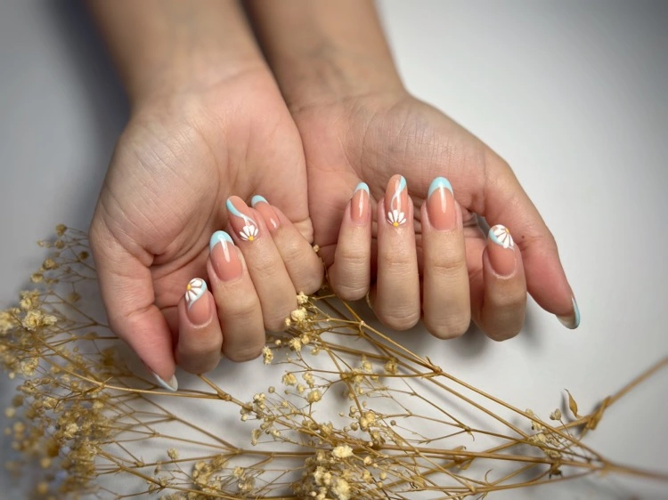 Frühlings-maniküre French Nails mit Farbe pastellblau Blumen