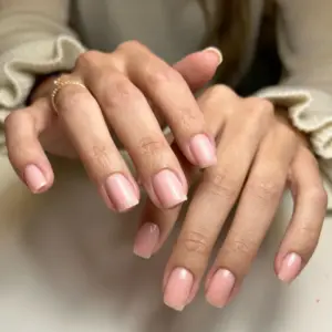 gelnägel frauen ab 50 clean nails nageltrend frühling 2023