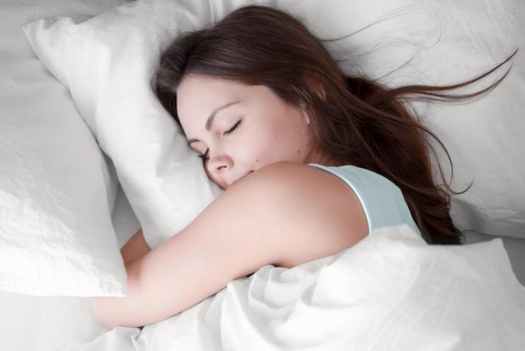 Genügend Schlaf und digitales Detox gegen gestresste Haut