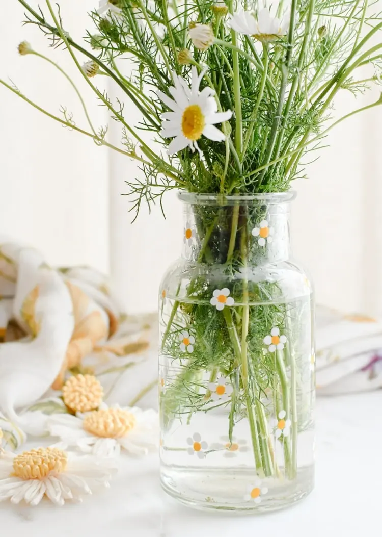Glasvase mit Blumenstrauß und selbstgemalten Blumen