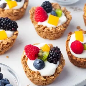 Granola Cups mit Joghurt und Beeren einfach zubereiten