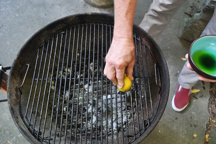 grill richtig reinigen mit hausmitteln mit diesen einfachen tipps und tricks