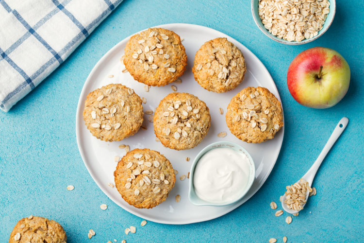 hafer apfel bananen muffins mit sauerrahm auf einem weißen teller