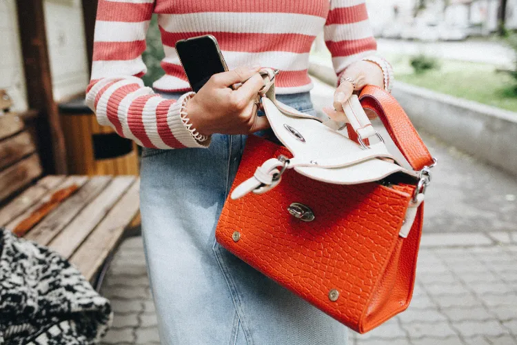 handtaschen trends 2023 styling tipps so wirkt ein outfit teurer