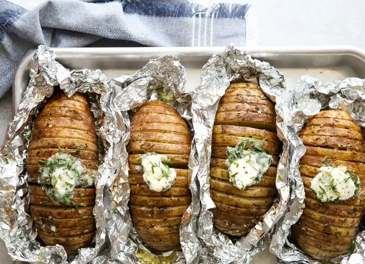 Hasselback Kartoffeln selber machen Rezept für Fächerkartoffeln mit Kräuterbutter vom Grill