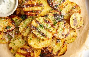 Kartoffeln grillen Scheiben mit Parmesan und Schnittlauch würzen