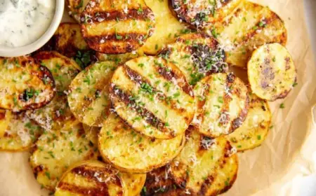 Kartoffeln grillen Scheiben mit Parmesan und Schnittlauch würzen