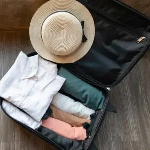 Koffer richtig für den Urlaub packen - So ordnen Sie Kleidung mit Bedacht an