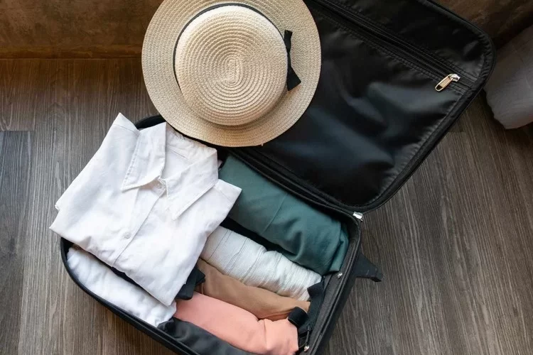 Koffer richtig für den Urlaub packen - So ordnen Sie Kleidung mit Bedacht an