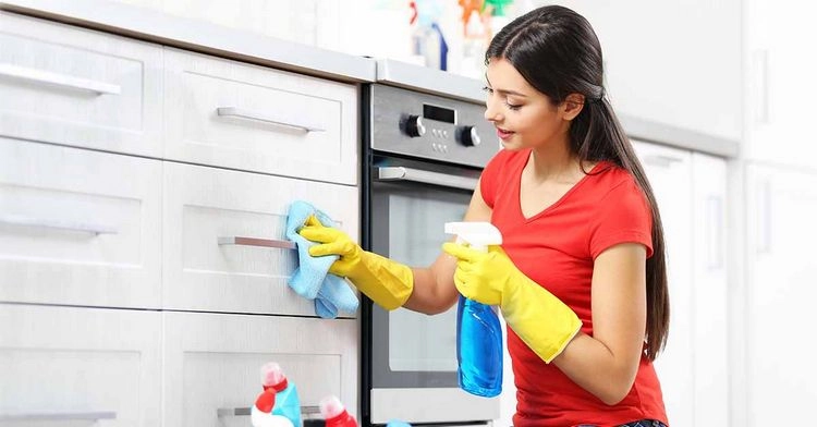 Küchenschränke entfetten - mit diesen Hausmitteln reinigen Sie fettige Matt , Holz- und Hochglanz- Oberflächen