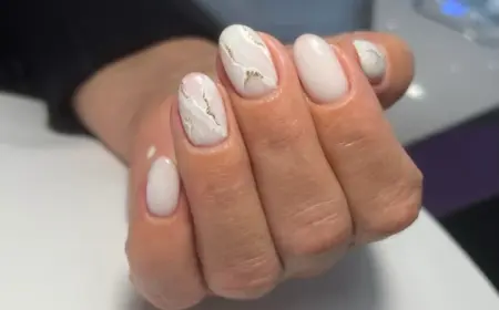 Kurze ovale Nagelform mit Marmor Nageldesign tolle Maniküre für ältere Damen