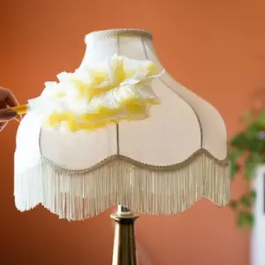 Lampenschirm reinigen: So bekommen Sie Ihren Schirm aus Stoff, Kunststoff, Papier & Co. wieder sauber