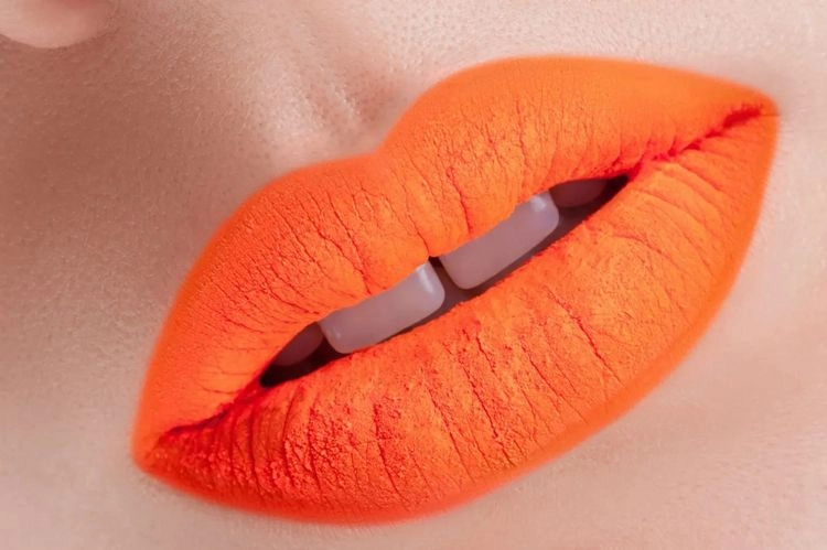 Lippenstiftfarben, die älter machen - Karottenfarbe und Orange