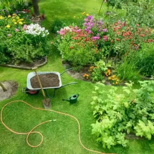 Mai-Gartenarbeit - 5 unverzichtbare Aufgaben für einen schönen Garten