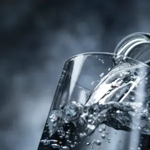 mit-kohlensaeure-versetztes-wasser-trinken-und-dafuer-den-sodastream-wassersprudler-reinigen