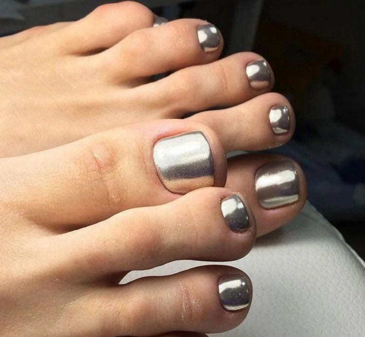 Moderner, metallischer Nagellack für Ihre Fußnägel