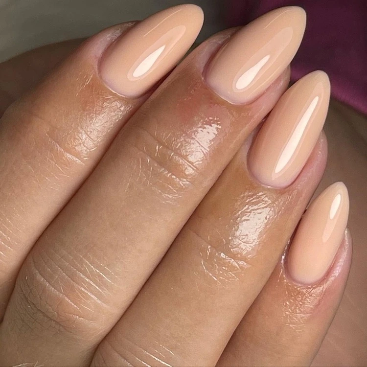 Nude Nails mit glossy Topcoat Seifenblase Effekt