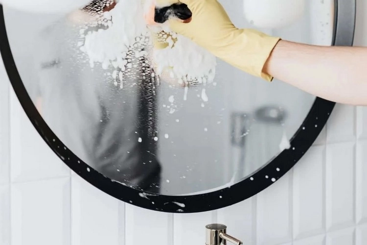 Rasierschaum verhindert das Beschlagen des Spiegels im Badezimmer