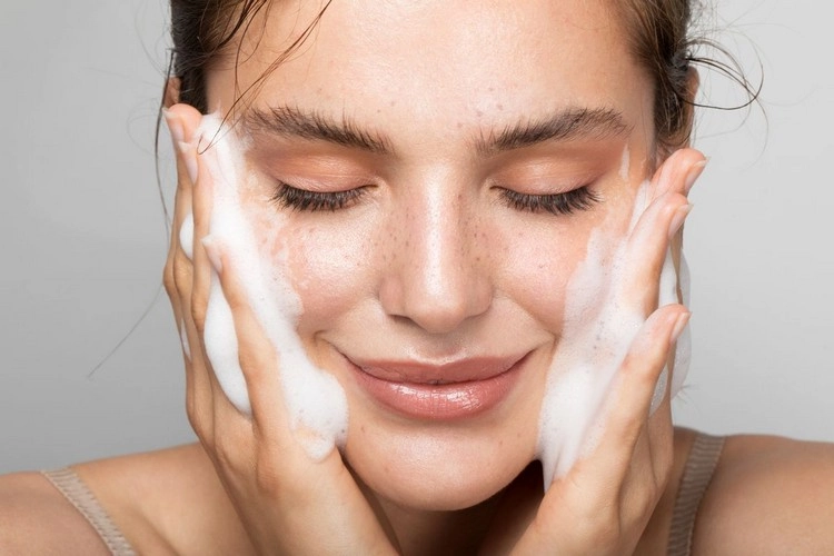 Reinigen Sie Ihr Gesicht mit sulfatfreien Produkten, die für Ihren Hauttyp geeignet sind